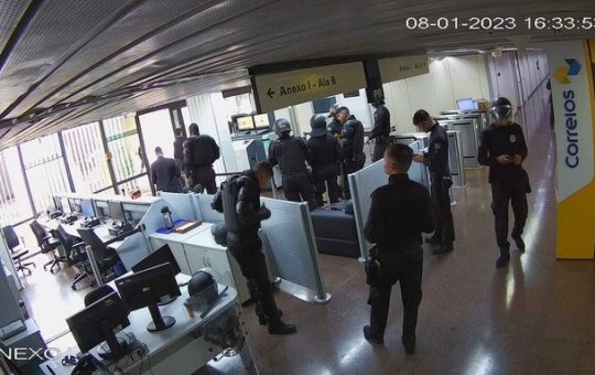 Tropa do GSI descansa e ri durante invasão ao Planalto em 8 de janeiro