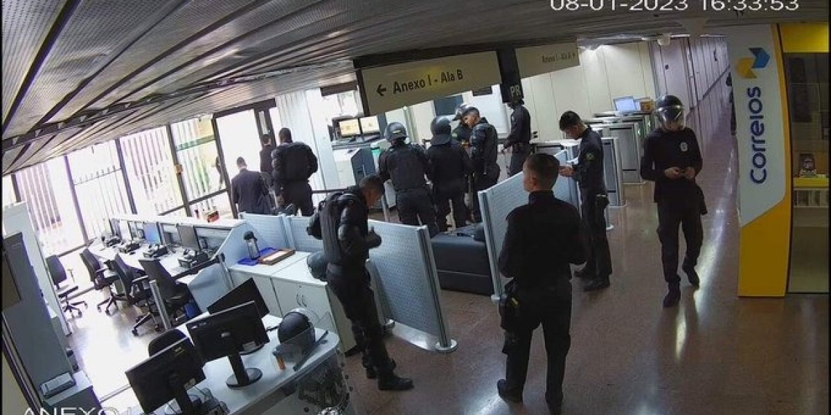 Tropa do GSI descansa e ri durante invasão ao Planalto em 8 de janeiro