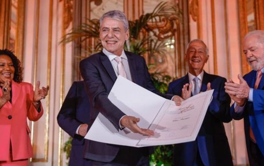 Lula entrega Prêmio Camões para Chico Buarque