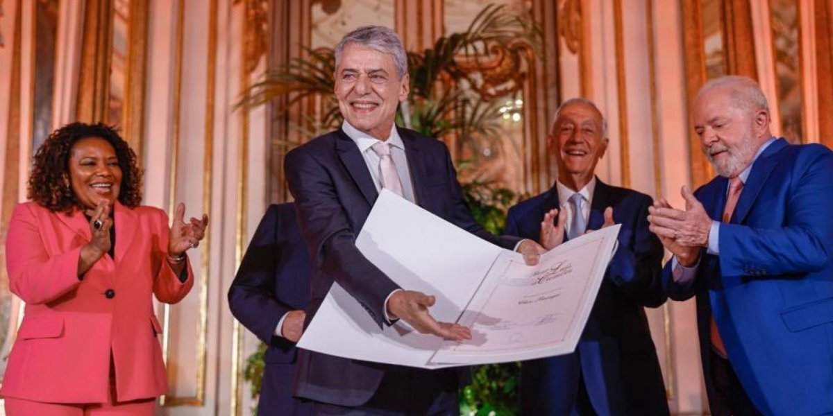 Lula entrega Prêmio Camões para Chico Buarque