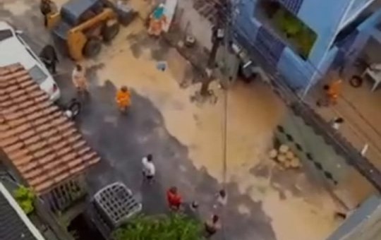 Deslizamento de terra em obra do Carrefour deixa famílias desabrigadas no Cabula