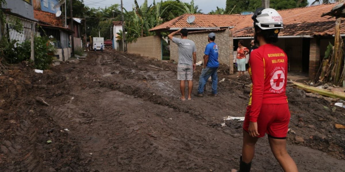 Desalojados por chuvas na BA passam de 5 mil; governo diz que recuperará cidades