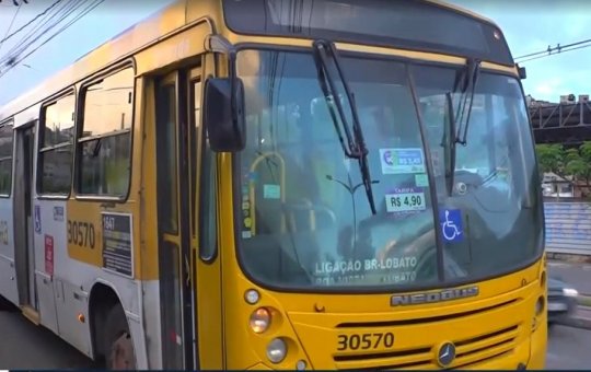 Motorista e cobrador de ônibus são assaltados e obrigados a tirar roupa