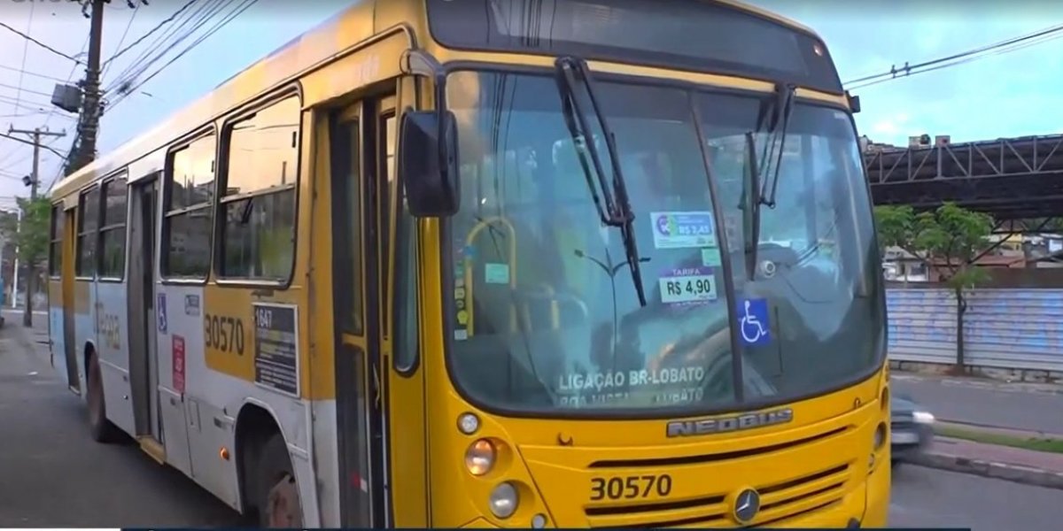 Motorista e cobrador de ônibus são assaltados e obrigados a tirar roupa