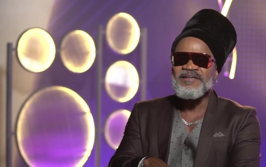 Carlinhos Brown fará show gratuito em shopping de Salvador