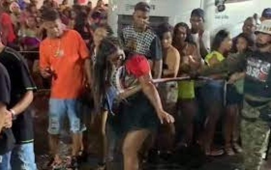 Mulher agredida por PMs em micareta registra queixa; corporação vê fato isolado