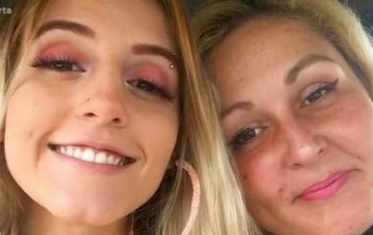 Mãe tenta salvar filha, experimenta a droga K9 e também se vicia