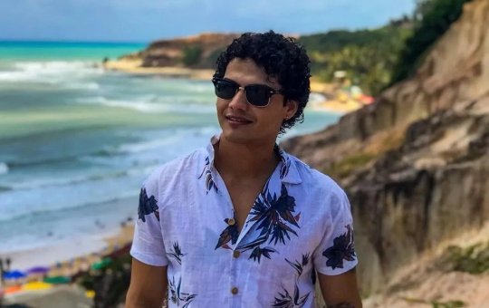 Influenciador digital morre após reação alérgica a camarão