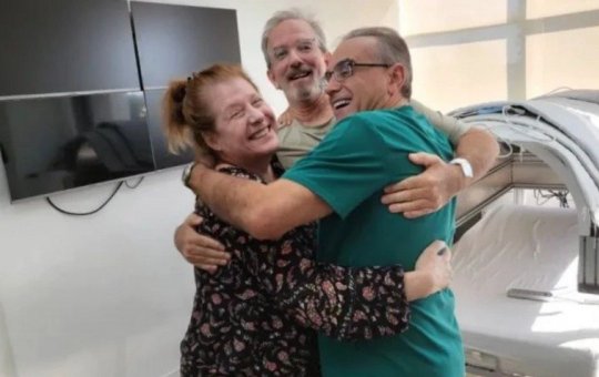 Paciente com câncer terminal tem cura após tratamento criado por brasileiro