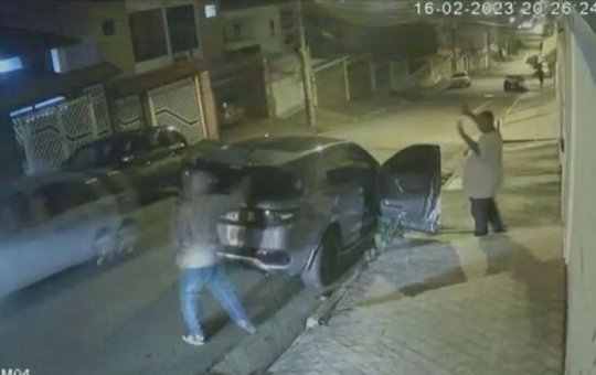 Polícia prende homem acusado de roubar carro do cantor Péricles