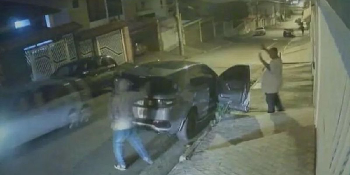 Polícia prende homem acusado de roubar carro do cantor Péricles