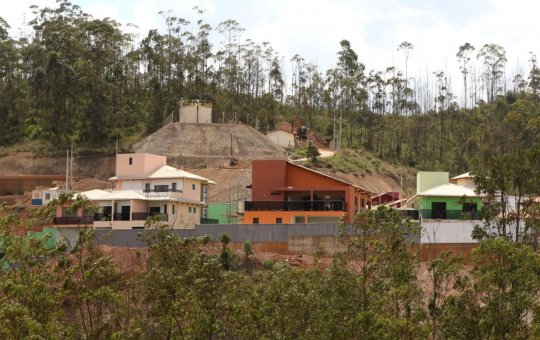 Sete anos e meio após tragédia, quatro famílias recebem casas em Mariana