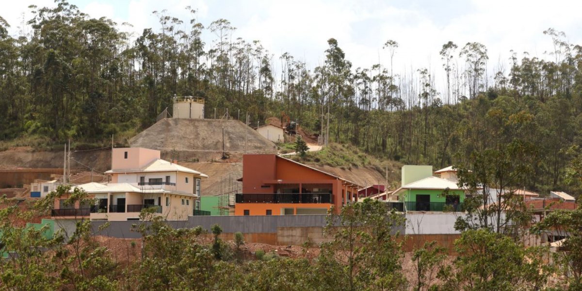 Sete anos e meio após tragédia, quatro famílias recebem casas em Mariana