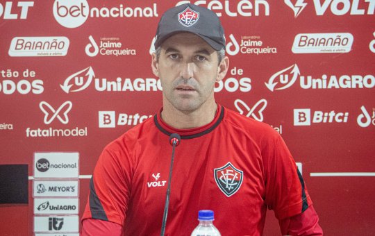 Léo Condé fala sobre estratégia de adversário do Vitória e enaltece torcida