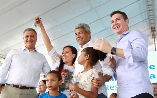 Jerônimo e ministros entregam habitações do 'Minha Casa' em Feira de Santana