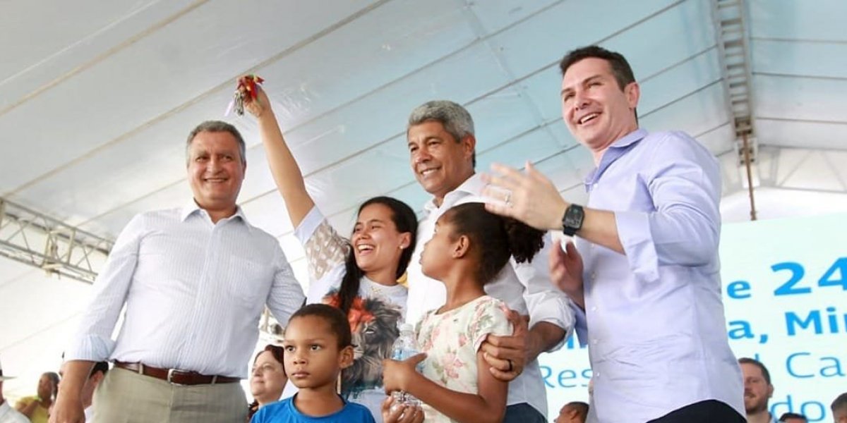 Jerônimo e ministros entregam habitações do 'Minha Casa' em Feira de Santana