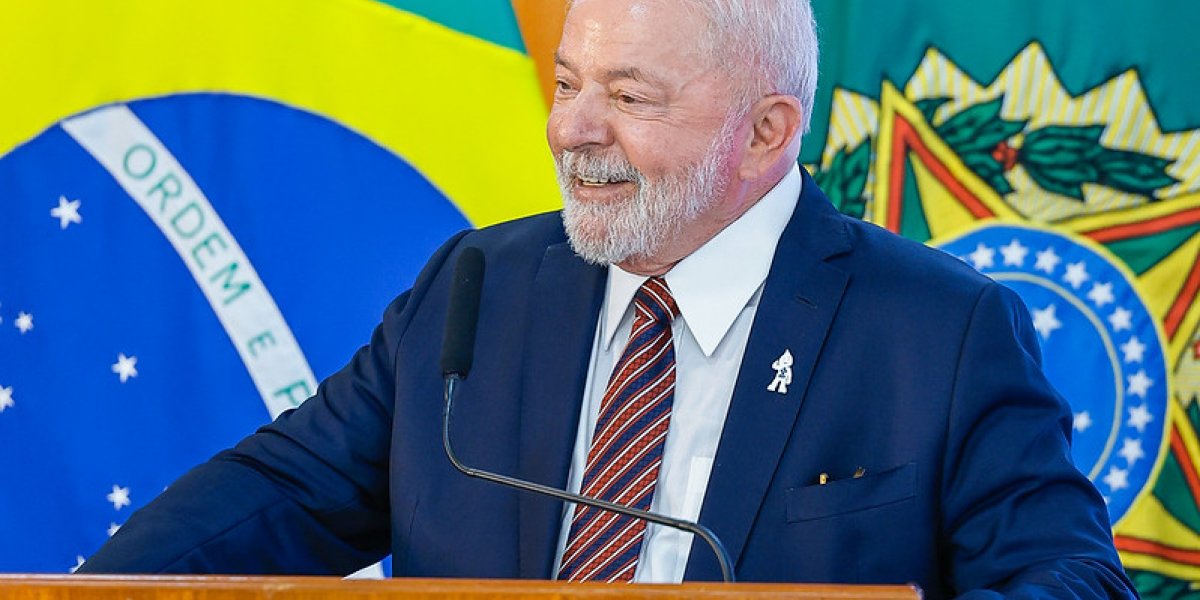 Lula assina reajuste para servidores públicos federais e promete mais concursos