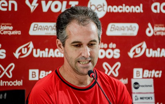 Léo Condé exalta atuação do Vitória e explica formação "caótica" sem meia