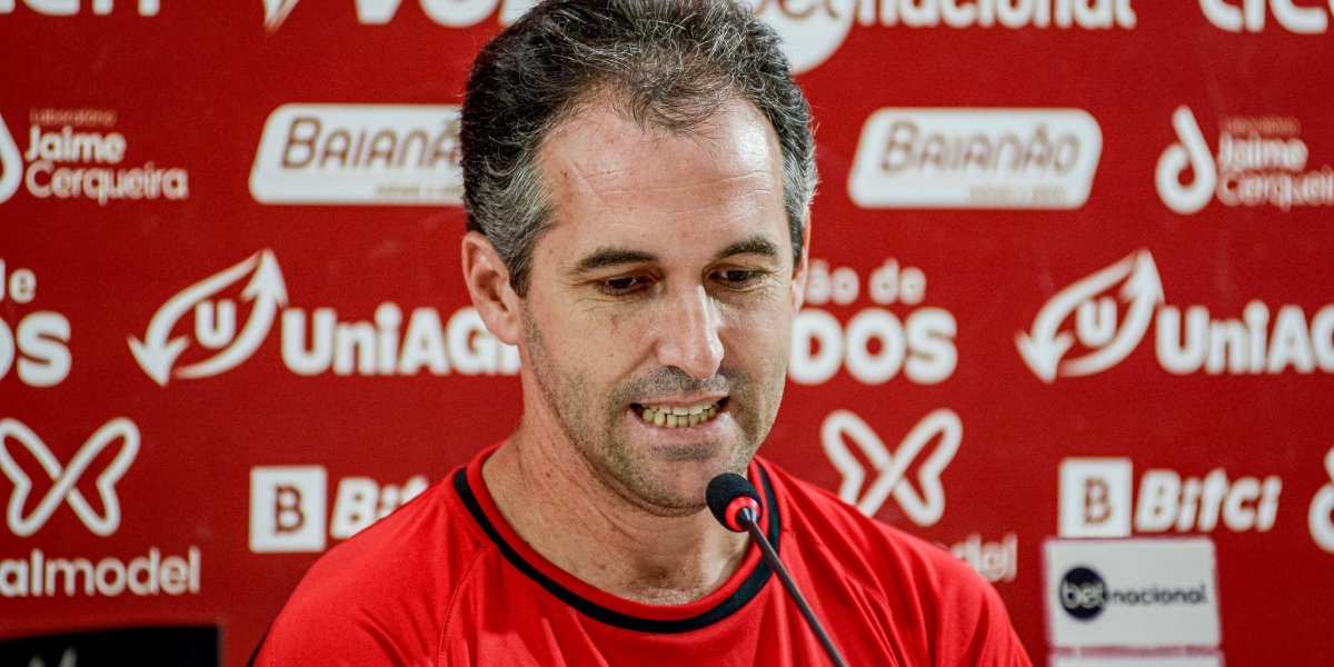 Léo Condé exalta atuação do Vitória e explica formação "caótica" sem meia