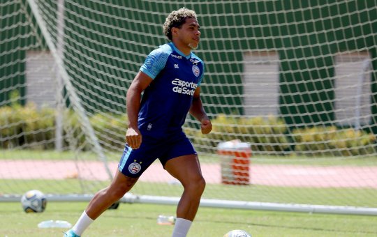 Xodó da torcida tricolor, Jacaré renova contrato com o Bahia