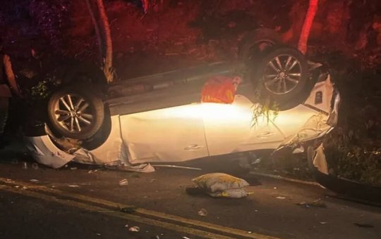 Mulher morre e companheiro fica ferido após carro capotar em rodovia na Bahia