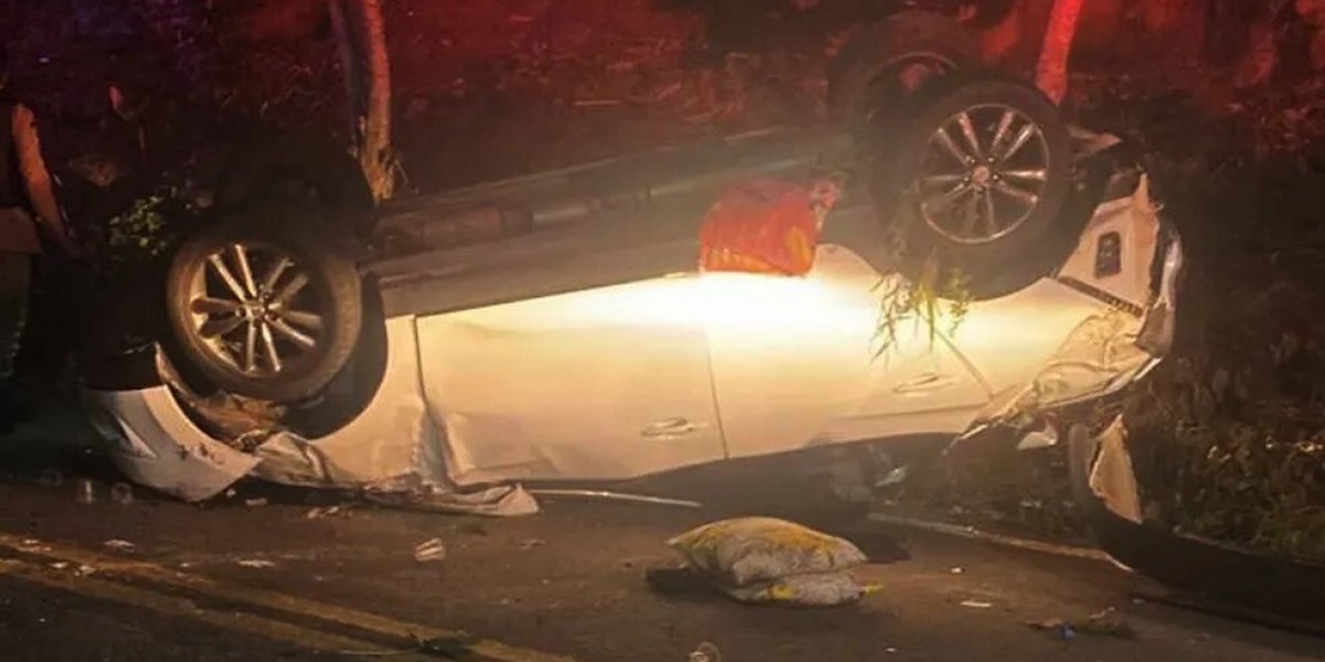 Mulher morre e companheiro fica ferido após carro capotar em rodovia na Bahia