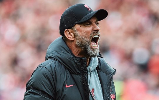 Jürgen Klopp se lesiona ao encarar quarto árbitro em gol do Liverpool