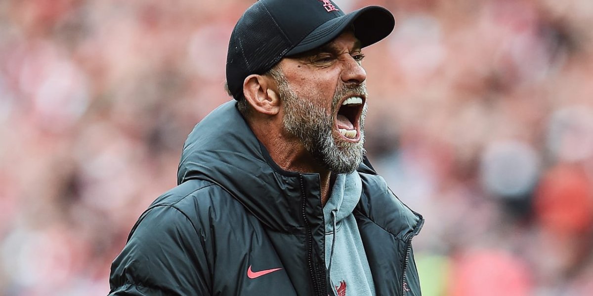 Jürgen Klopp se lesiona ao encarar quarto árbitro em gol do Liverpool