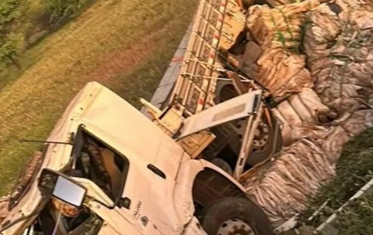 Homem capota caminhão em trecho da BA-142 e morre no sudoeste da Bahia