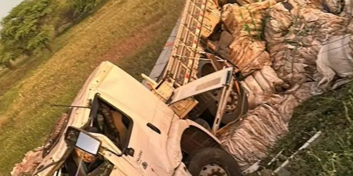 Homem capota caminhão em trecho da BA-142 e morre no sudoeste da Bahia