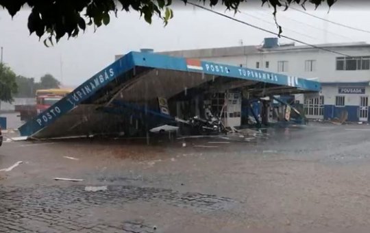 Chuva causa estragos no sudoeste da Bahia; teto de posto desaba