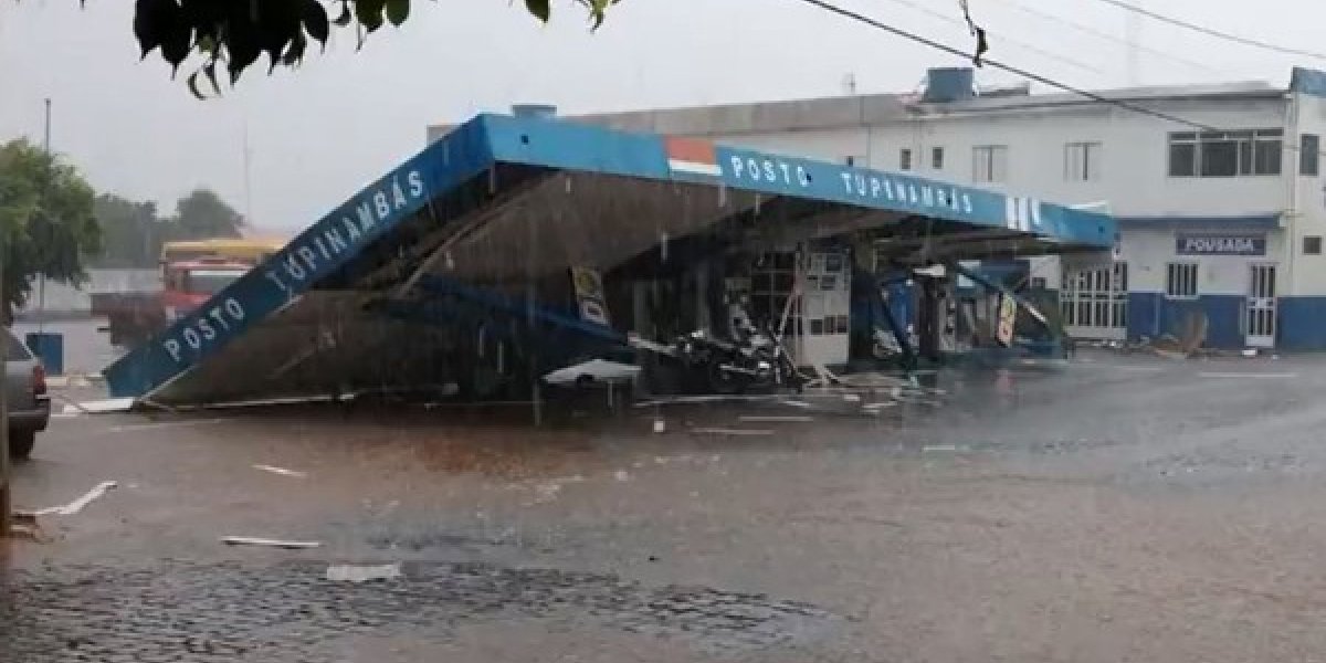 Chuva causa estragos no sudoeste da Bahia; teto de posto desaba