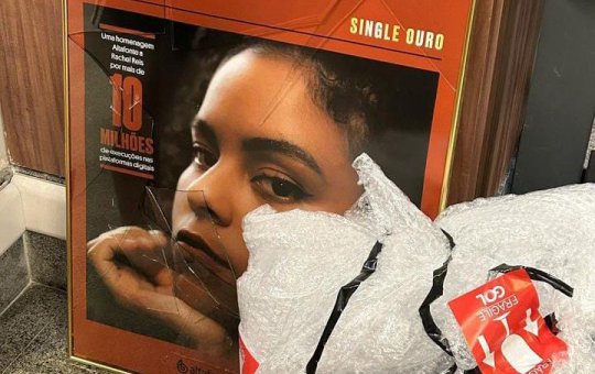 Após expulsão de mulher negra, cantora tem prêmio danificado em voo da Gol