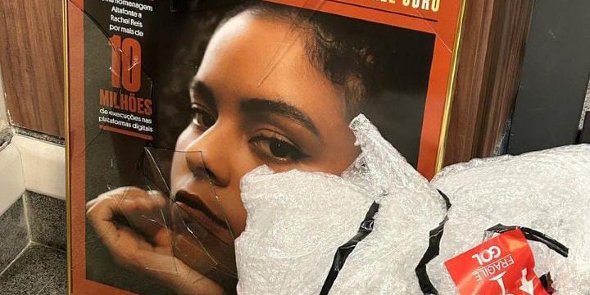 Após expulsão de mulher negra, cantora tem prêmio danificado em voo da Gol