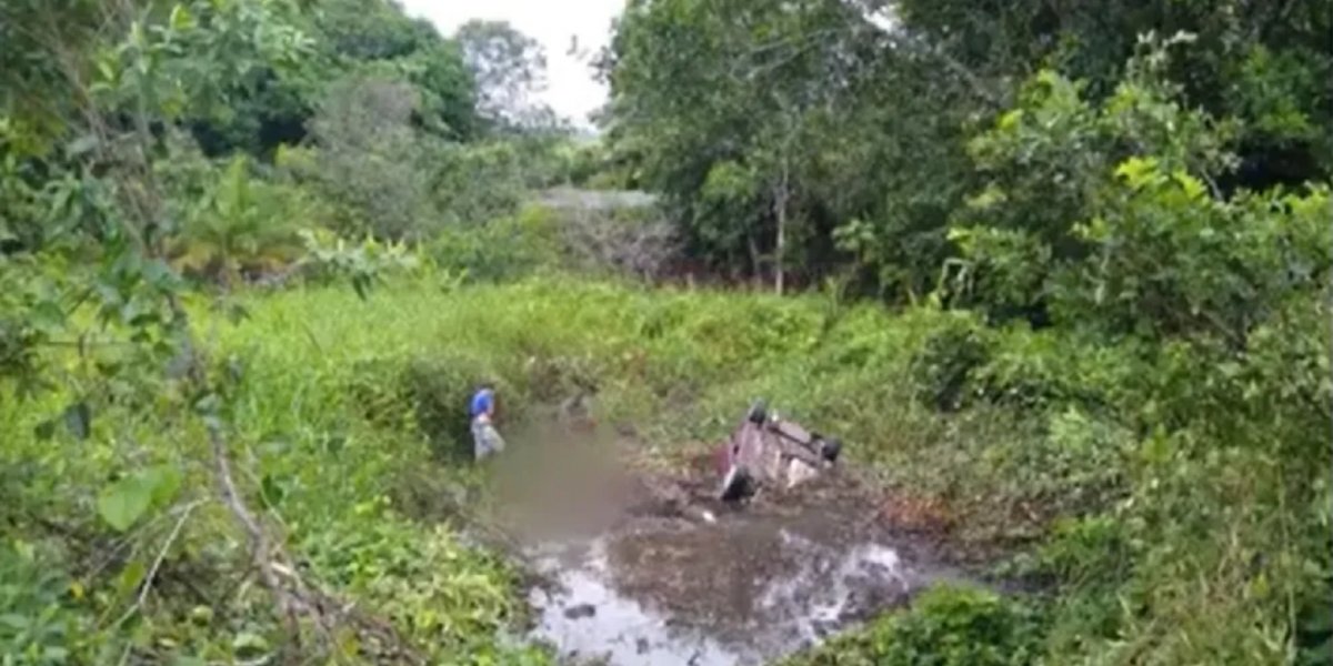 Mulher morre em acidente de carro no sul da Bahia; marido e filhos ficam feridos