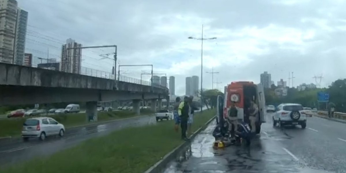 Motociclista fica ferido após cair em buraco na Avenida Bonocô, em Salvador