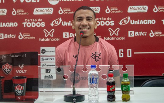 "O Vitória é um clube gigantesco", afirma o atacante Zé Hugo