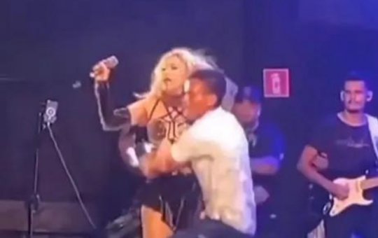 Fã invade palco e assusta Joelma; assista