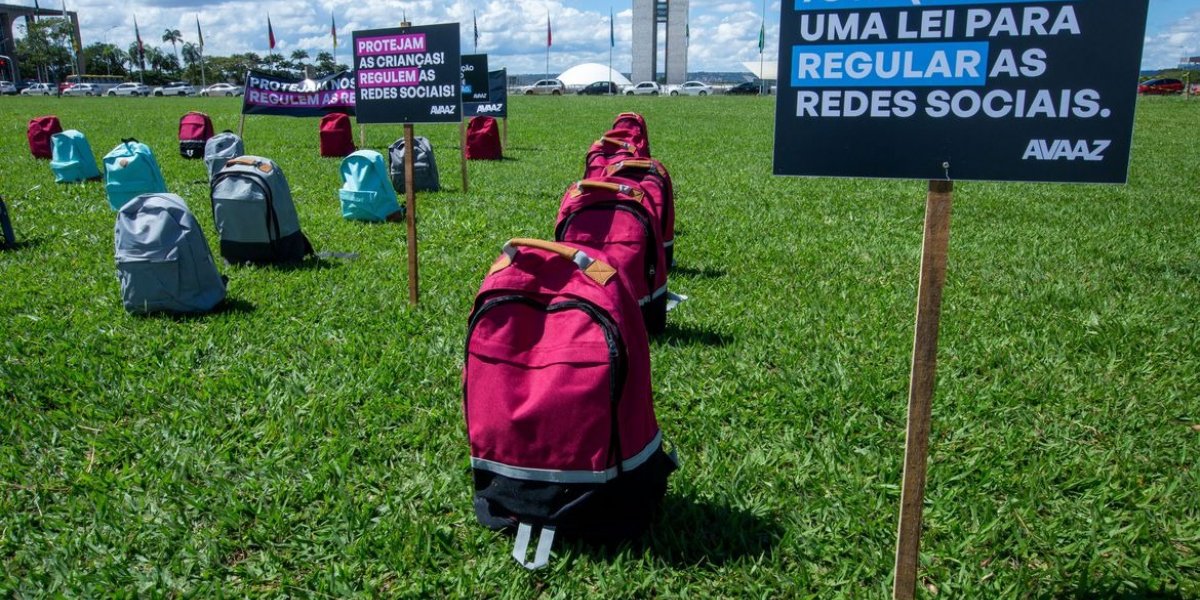 Ato no gramado do Congresso lembra vítimas de ataques em escolas