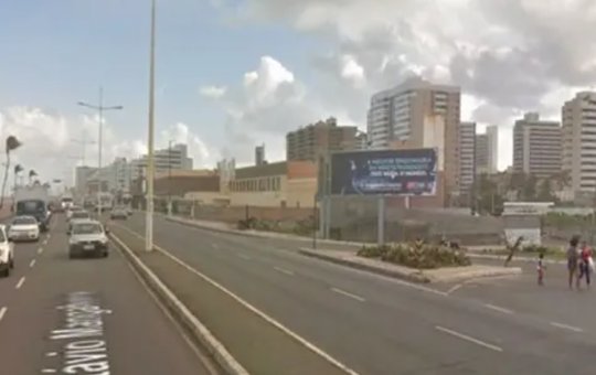 Mulher morre após colidir moto com ônibus no Jardim de Alah