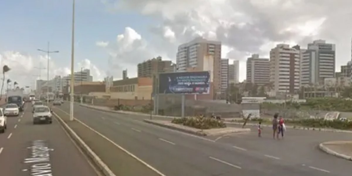 Mulher morre após colidir moto com ônibus no Jardim de Alah