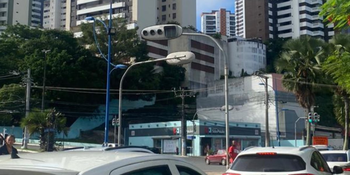 Furtos de cabos deixam semáforos apagados e trânsito travado na Vasco da Gama
