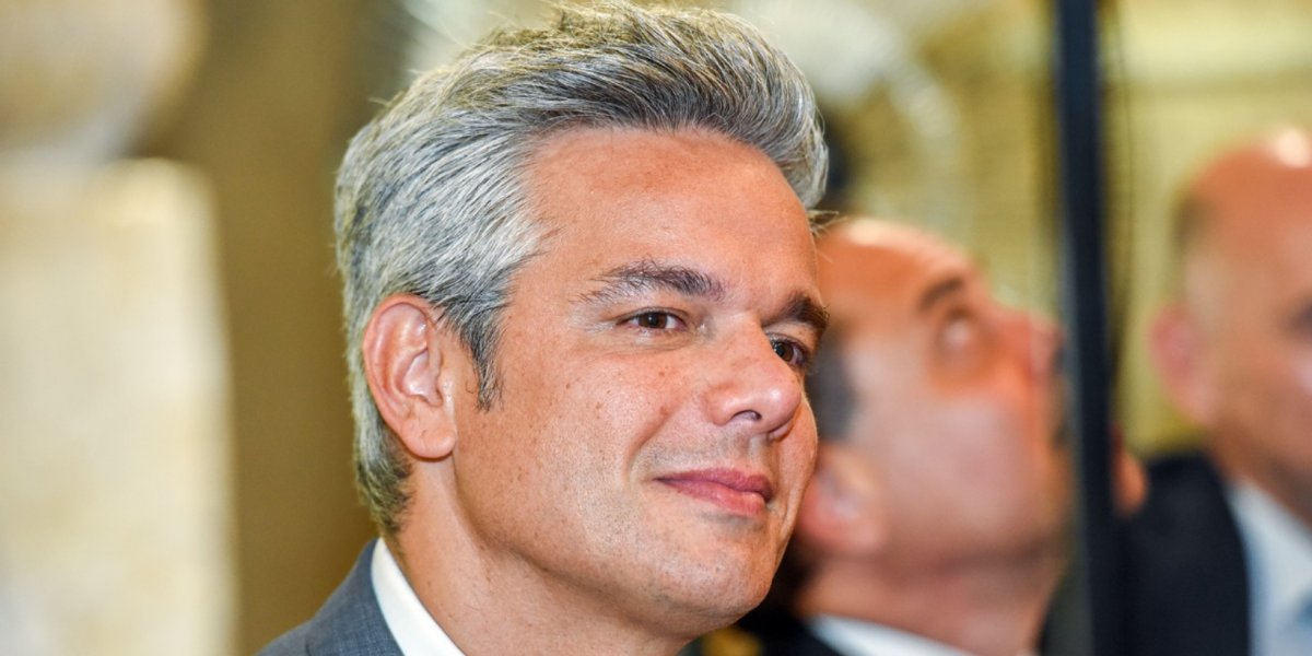 Otaviano Costa é flagrado beijando  mulher: Flávia Alessandra se manifesta