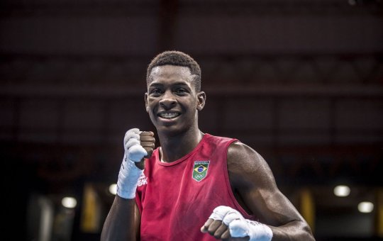 Keno Marley e Luiz Oliveira vencem e vão às oitavas no Mundial de boxe