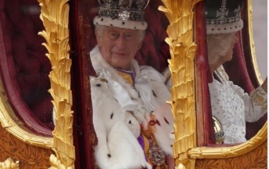 Rei Charles 3º é coroado em cerimônia esvaziada em Londres