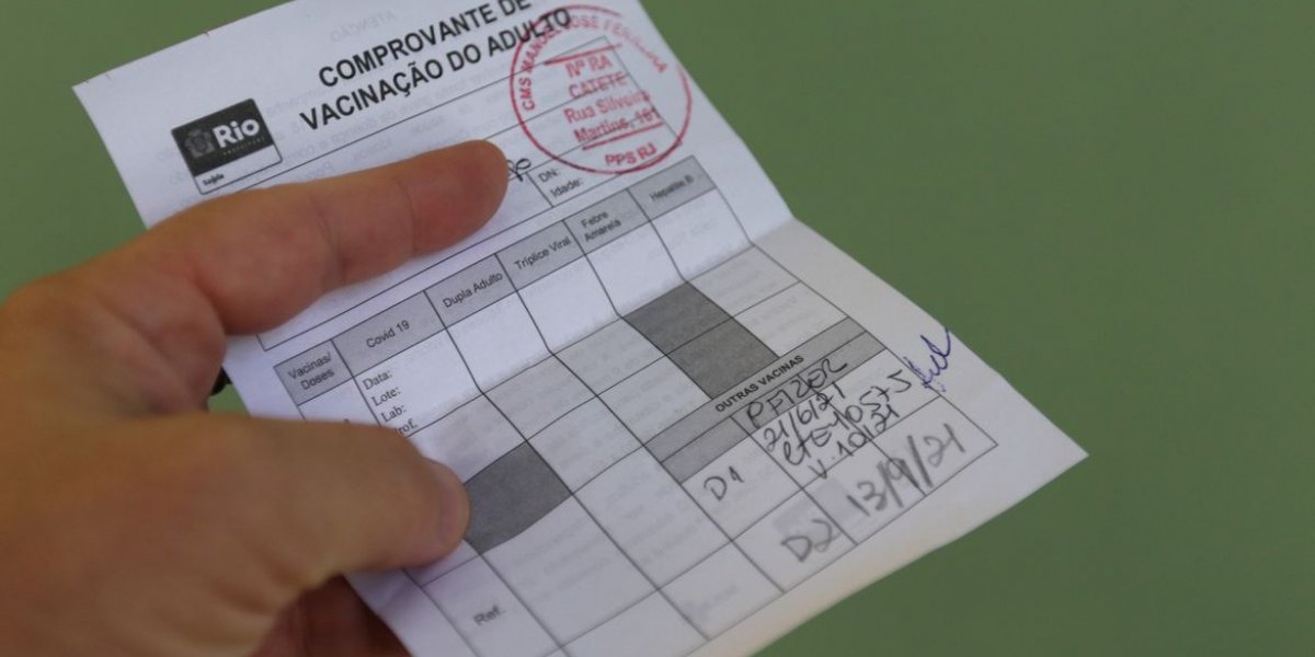 Médico suspeito por fraude em registros de vacina em SP segue trabalhando