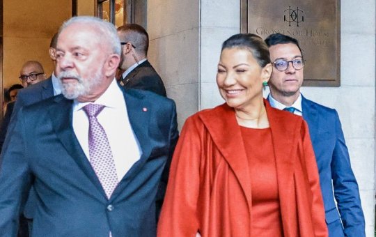 Ao lado de Lula, Janja usa vermelho na coroação de rei Charles 3ª