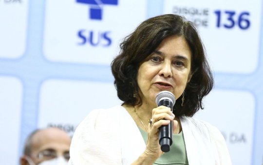 Covid-19 não acabou e vacinação segue fundamental, alerta Nísia Trindade