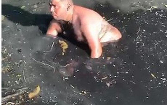 Homem pula em vala de esgoto para resgatar iPhone de R$8,5 mil no Rio de Janeiro