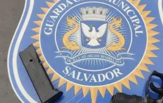 Homem é detido com simulacro de arma de fogo no centro de Salvador